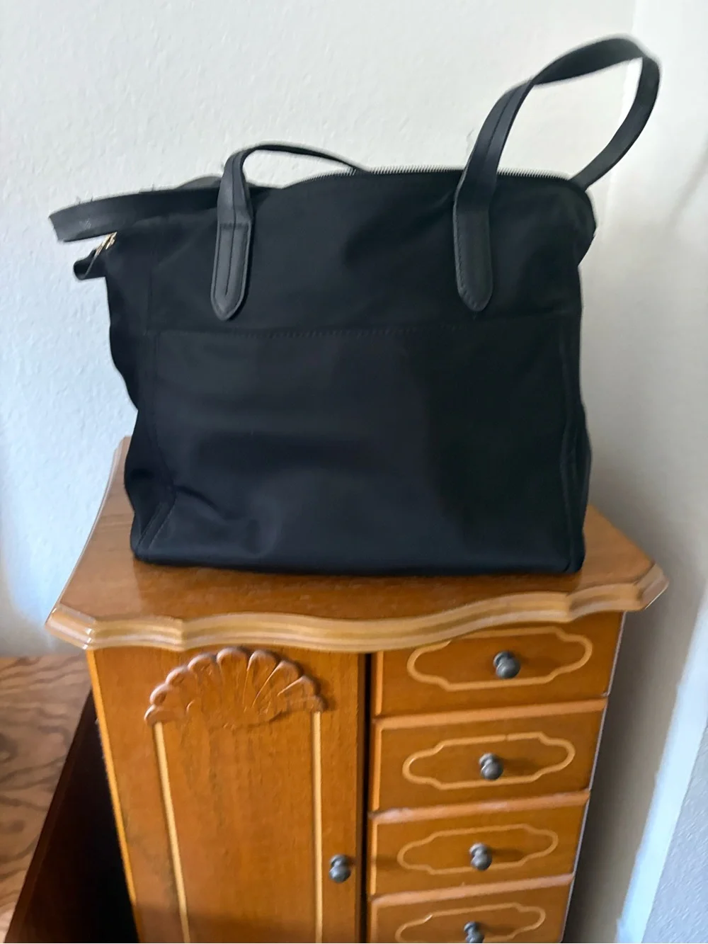 MICHAEL KORS BLACK ZIP UP HANDBAG